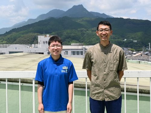 越知町のシンボル横倉山をバックに　（左）担当職員の西川　（右）メンターの廣瀬さん
