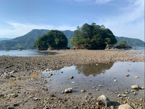 渡れるようになった弁天財(干潮時)