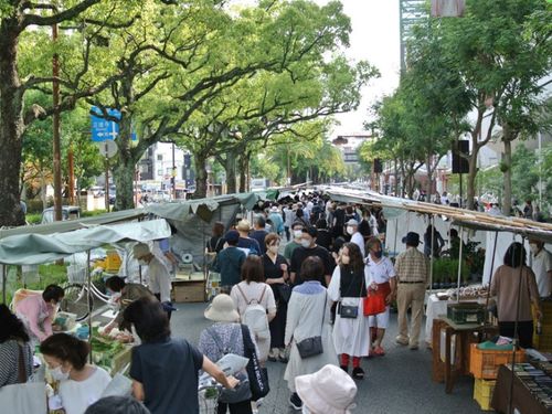 たくさんの人でにぎわう日曜市。更なる活性化を目指しています！