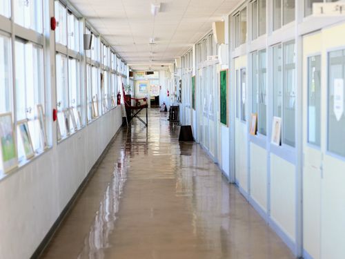 廃校だった中学校が今は5社のオフィスに！