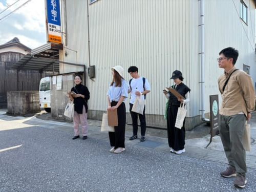 気付いたものや気になるものについて、参加者さんとお話しながら歩きます