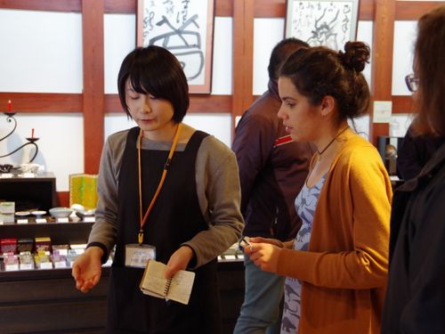 （過去の事例１）老舗和ろうそく店での海外マーケティングインターン。七尾市が誇る伝統工芸品「和ろうそく」が大学生の手で海外へ届けられるよになりました。