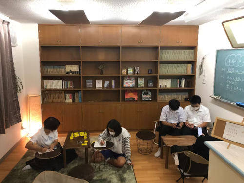 塾スタッフがDIYした「勉強“NG”部屋」でくつろぐ生徒。勉強とのメリハリも生まれました♪