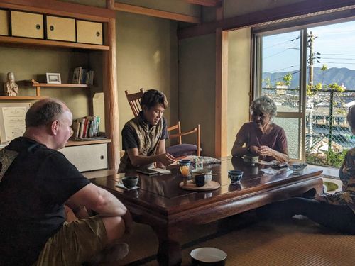 宿泊ゲストと交流する秋山さん