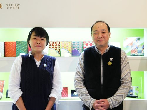 師匠となる麦わら細工職人 神谷さん(右)と先輩の今井さん(左)