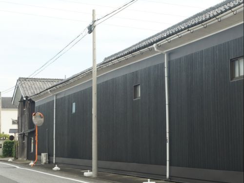 黒壁が目を引く蔵元の外観。
