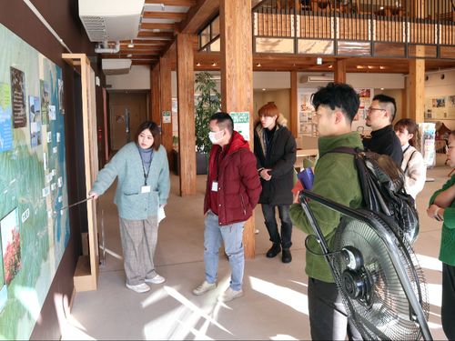 町案内の一コマ。緊張しながらも地理の説明中！