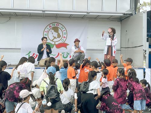 プレゼントをかけて大盛り上がりのじゃんけん大会！（前回の様子）