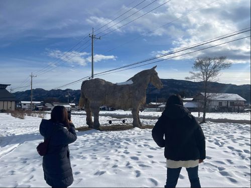 2枚とも同じ日に撮影した写真です！みなかみ町は場所によってこんなに雪の量が変わります。
