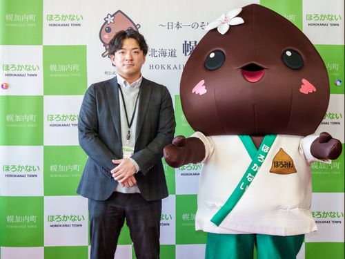 地域振興室の担当職員とゆるキャラ「ほろみん」