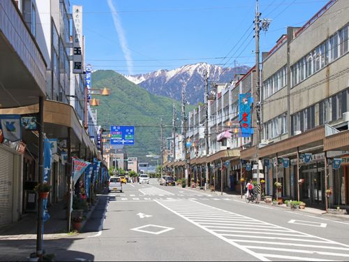 駒ヶ根駅前の商店街と中央アルプス
