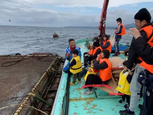 カンパチの養殖場で餌やり！飛び跳ねる魚に子供たちは大興奮！
