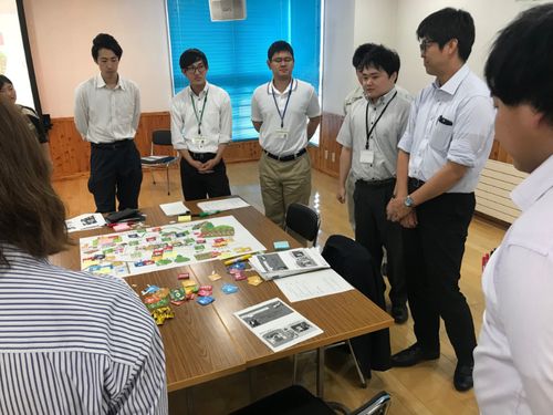現在の下川町の地図を見ながら、SDGsの17個の目標が、地域のどの場所やどんな取り組みに当てはまるかを考えるワークショップを実施