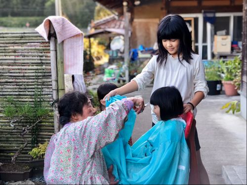 髪を切ってもらっている河津さんのお子さん