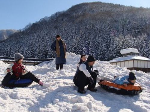 雪で作った滑り台！みんなで登って滑ってみよう❄️