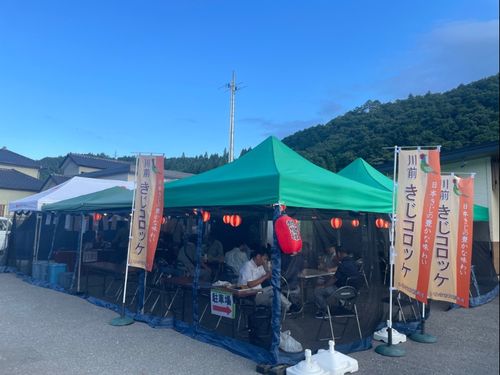 川前駅前の納涼屋台の様子