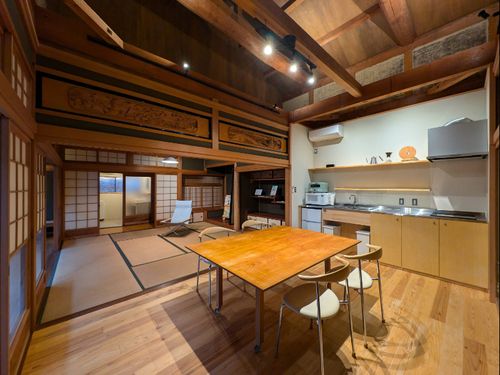 お試し居住施設のリビング＆キッチン。天井の梁が立派です！
