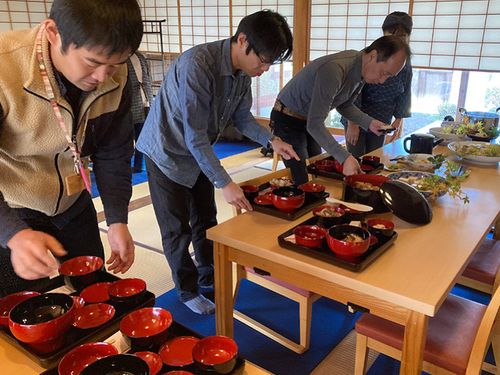 お料理を塗りのお椀に盛り付け体験！