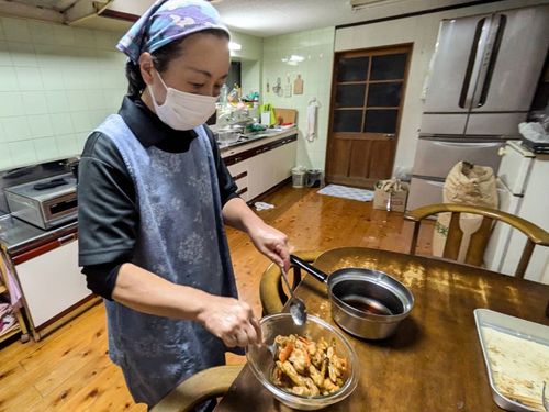 素揚げをしたごぼうとにんじんを、甘辛いたれにからめて味をつけました。 余ったタレは照り焼きチキンに使えます。