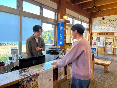 観光案内所窓口でお客様対応