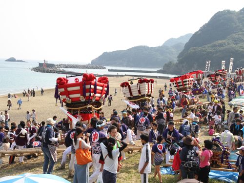 美波町最大のお祭りの様子