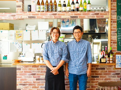 代表取締役の青野（右）と取締役の甲斐（左）（二人とも元地域おこし協力隊）