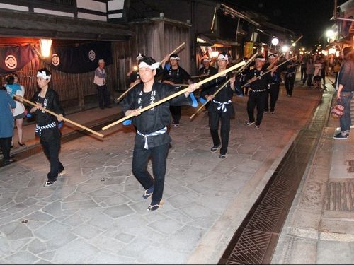 風情のある街並みで行われる「御印祭」