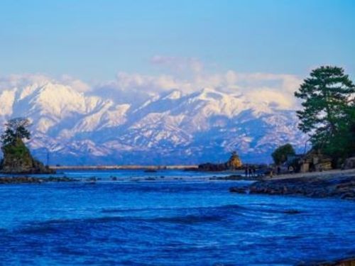 思わず見とれる美しさと素晴らしさの「雨晴海岸」
