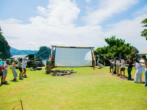 当日はスクリーン立てなど参加者も一緒にできる企画があります。