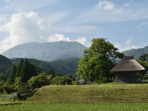 御机の茅葺小屋