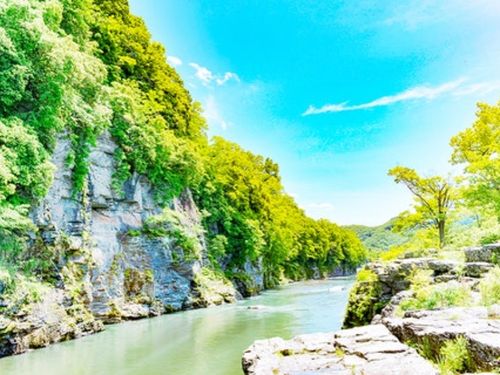 町の観光スポット天然記念物の「岩畳」と荒川渓谷