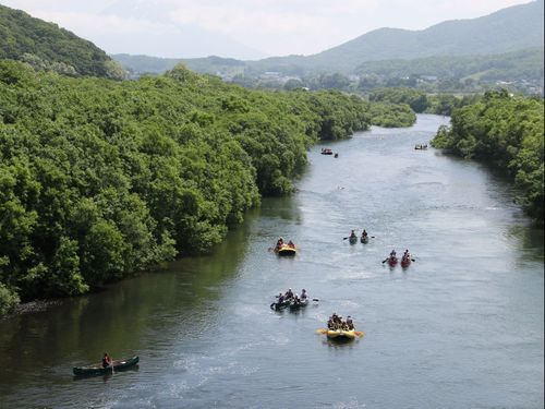 町の中心を流れる清流「尻別川」。休日には川下りを楽しむ人の姿が多くみられます。
