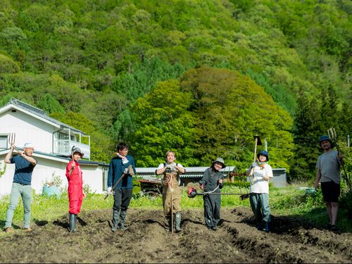 お隣の味噌作り名人の母ちゃんが持て余す休耕地を再生中！大豆植えて味噌作る♪土へのアクセスは暮らしの中の日常です。