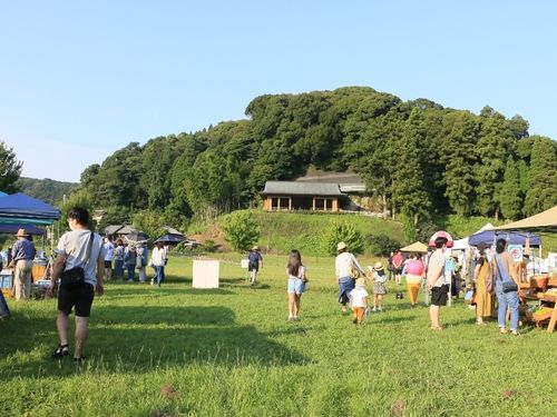 ファーマーズマーケット「ひゃくすた」の様子