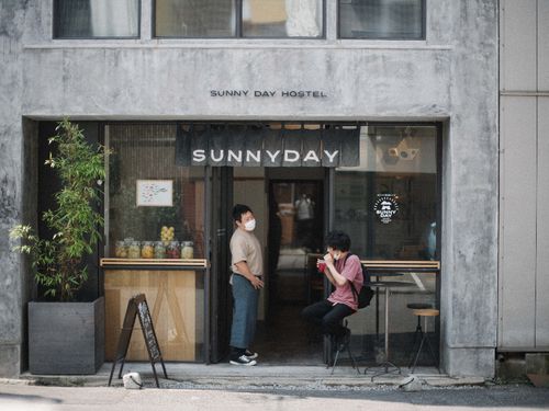 SUNNYDAYHOSTELの玄関。テラスでお茶もできます