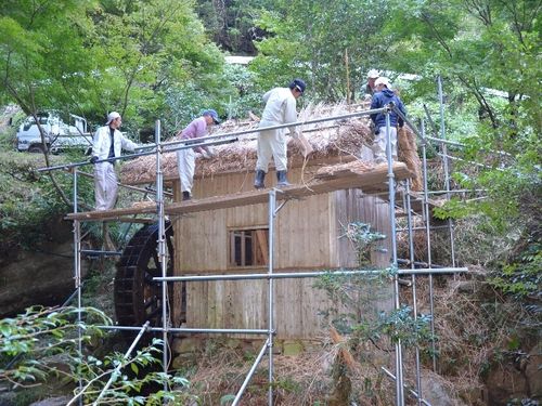 水車小屋の復元の様子