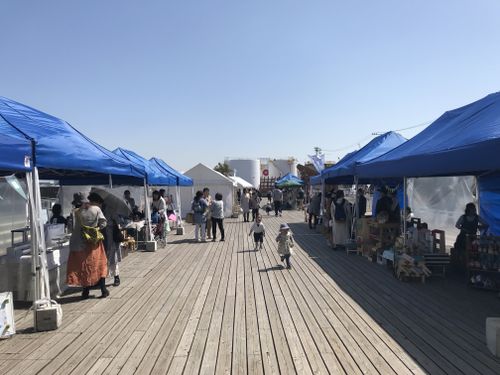 港のボードウォークではこまつしま港マルシェが開催されます。