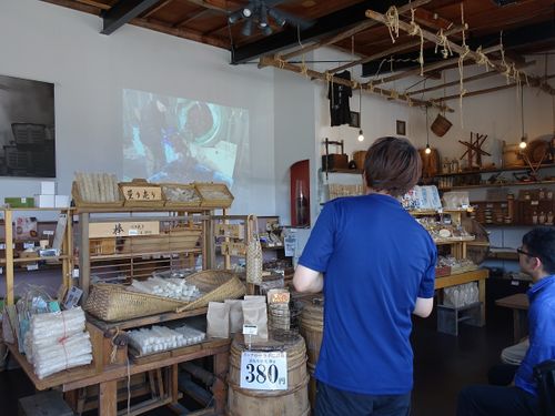 店内でプロジェクターを使いながら製造工程を説明します