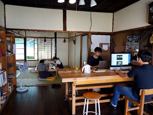 古民家（仮）事務所での作業風景