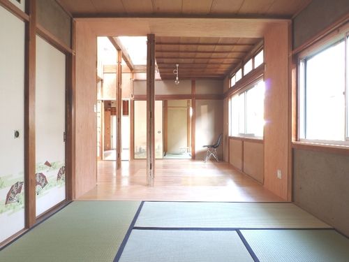 家族の様子が、家の端に居てもわかる程開放的！２階もあります！