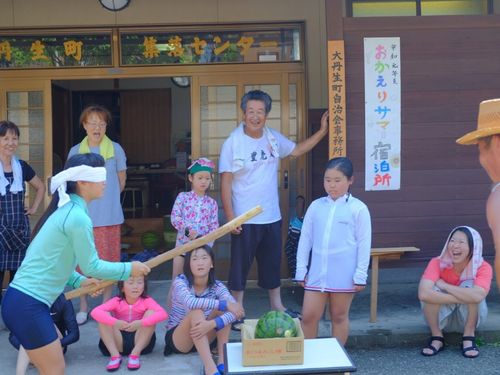 「おかえりサマー」みんなでスイカ割り