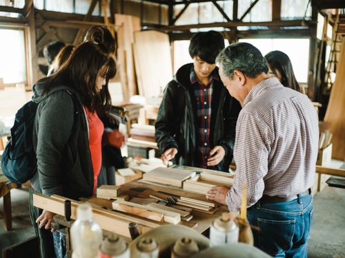 現場に足を踏みいれ、学びを構築するのは、参加者自身。答えを教えてもらうのではなく、みんなで一緒に探究するのが本ツアーの醍醐味です。