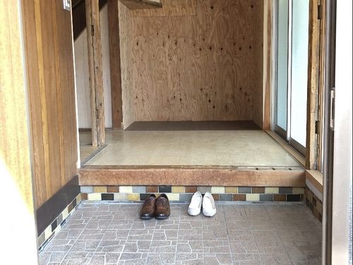 玄関も広々。母屋の他にも離れ、２階には寝室や収納もあります！