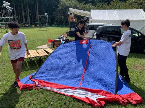 過去のサウナイベントの様子。テントサウナはメンバー皆で組み立てていきます。