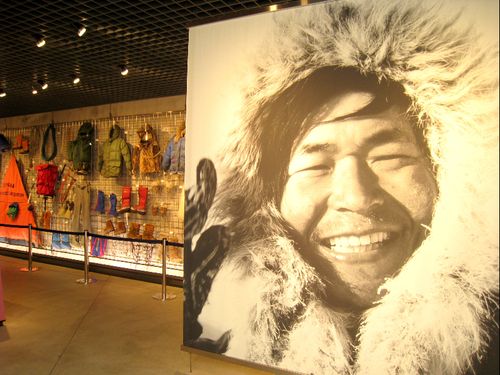植村さんが使用した道具などが並ぶ展示スペース（リニューアル前）