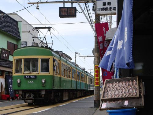江ノ電が生活の一部に。柵もなければ、同じ道路に車も自転車も人も通る。そんな非日常的でスリリングな生活を腰越では送れます。