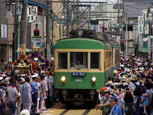江ノ電の両脇を人だかりで埋め尽くしたい！