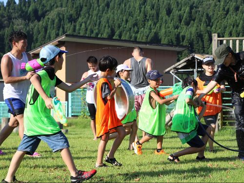近隣の小学生達と水鉄砲大会！