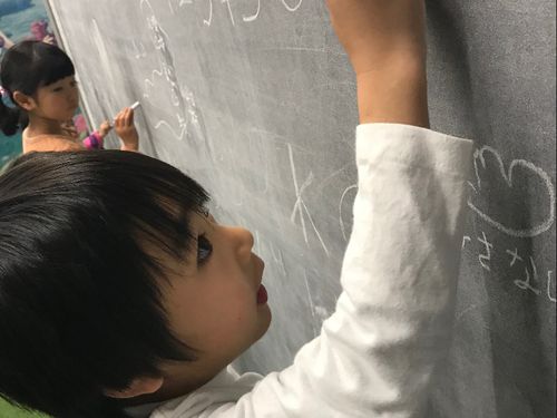 会場で遊ぶ子ども