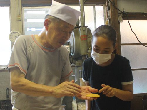 手作りのどら焼きの秘密について和菓子職人さんに教えてもらう